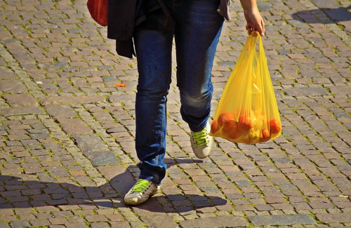 Vendite al dettaglio ad aprile: -0,1% su mese, +1,2% anno. Male i piccoli negozi