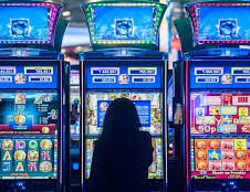 Slot machine, da lunedì scattano le distanze minime dai “luoghi sensibili”: ciascun operatore deve verificare la posizione dei propri apparecchi. Confesercenti: “La Regione ascolti il governo ed eviti di applicare una normativa troppo restrittiva. A rischio 15.000 apparecchi (il 90% del totale)”