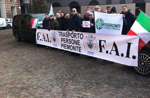 Oggi presidio in piazza degli Ncc (noleggiatori con conducente): “No alla norma sul rientro obbligatorio”