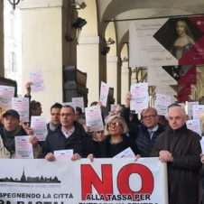 Ztl, flash mob in via Po: “No alla tassa d’ingresso, salviamo le nostre imprese”