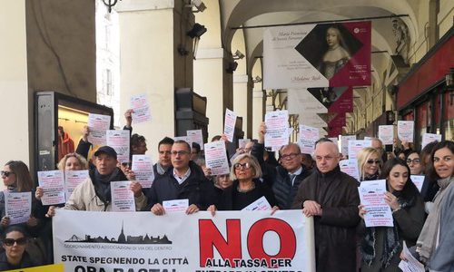Ztl, flash mob in via Po: “No alla tassa d’ingresso, salviamo le nostre imprese”