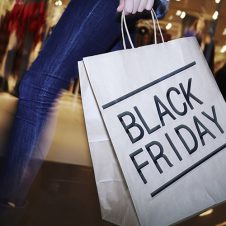 Black Friday, Confesercenti – Swg: “Il rito si consolida. Oltre 16 milioni di italiani pronti a comprare, spesa prevista 1,7 miliardi. Occasione anche per i negozi, ma la bulimia di promozioni rischia di essere controproducente”