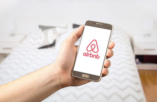 Turismo, Italia sempre più in affitto breve: su AirBnB 1,8 milioni di posti letto. Ma quelli regolari sono la metà