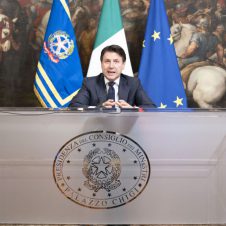 Coronavirus, chiudono uffici e aziende. Conte: “Stop alle attività non necessarie”. Dopo l’annuncio, si attende il testo del decreto