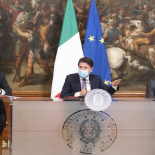 Decreto Ristori Bis, Confesercenti: “Bene l’inserimento degli ambulanti e delle pizzerie al taglio, ma ancora una volta sono stati dimenticati gli agenti di commercio: il governo deve rimediare subito”. Ecco tutte le misure previste dal nuovo provvedimento