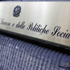 Lavoro, Confesercenti: “È crollo per gli indipendenti (-173.000 da marzo), penalizzate le donne. I ristori non bastano, ora interventi mirati per le piccole imprese e politiche attive per l’occupazione”