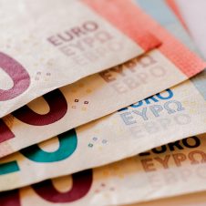 Bonus di 200 euro ai lavoratori: ecco chi ne ha diritto e i requisiti per ottenerlo. Per i dipendenti sarà nella busta paga di luglio: come devono erogarlo i datori di lavoro e a quali condizioni