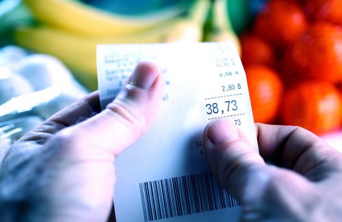 Lotteria dello scontrino, Confesercenti: “Nei negozi per ora è un flop, chiede di partecipare solo il 6% dei clienti”