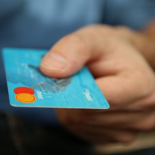 POS – Dal 30 giugno sanzioni per chi rifiuta i pagamenti con carte di debito o di credito. Confesercenti: “Scelta sbagliata” – FATTURA ELETTRONICA – Dal 1° luglio obbligatoria anche per i contribuenti forfettari e minimi