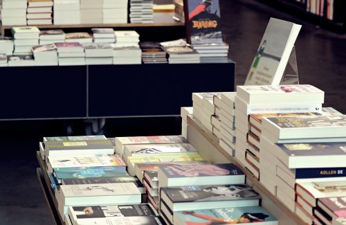 Libri scolastici, allarme del Sil-Confesercenti: “Aumenti fino al 12%. Stangata sulle famiglie, ma il margine dei librai (10%) è in caduta libera. Situazione insostenibile, il governo apra un confronto”