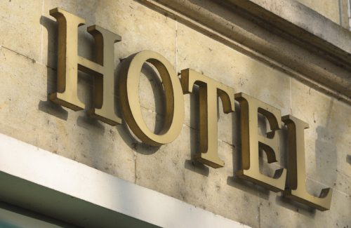 Turismo, Confesercenti: “La crisi accelera, in un anno chiuse 4.116 imprese: mai così male negli ultimi 5 anni. Anche la primavera parte in salita: per marzo ancora senza prenotazione l’80% delle camere disponibili. Effetto ‘Zoom’ su viaggi di lavoro e convegni, sparisce il turismo business”