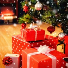 Natale, Confesercenti-Swg: “Omicron non ferma la voglia di festeggiare dei piemontesi, per i regali spesa media di 238 euro. Si torna ad acquistare nei negozi. Abbigliamento, piccolo boom”
