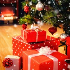 Natale, nell’ultimo week end sprint degli acquisti. Consumatori e commercianti d’accordo: c’è voglia di festeggiare e di normalità. Per i regali spesa media fra i 220 e i 250 euro, in salita (+10%) il budget per la cena e il pranzo in famiglia. Si torna ad acquistare nei negozi: privilegiati abbigliamento, cibo e libri. Ma preoccupa l’aumento dei prezzi