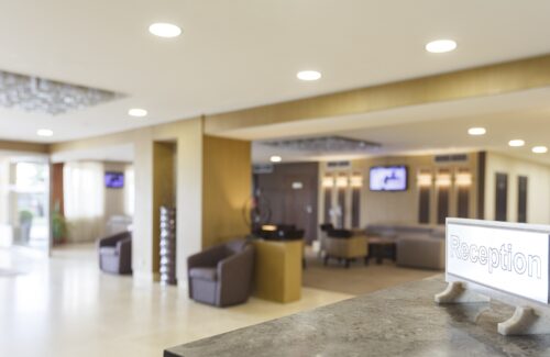 Assohotel-Confesercenti: “Licenziamenti in corso nel settore alberghiero. La mancata proroga della cassa integrazione Covid-19 è un duro colpo per imprese e lavoratori”