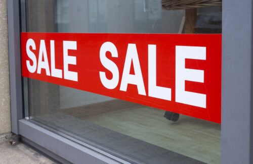 Saldi alla prova di Omicron e bollette. Confesercenti: “In Piemonte spesa media di 150/180 euro (in leggero calo). Ritorna l’acquisto d’impulso e si privilegiano i negozi. Al primo posto le scarpe, poi maglieria, cappotti e giacche”. Il presidente Banchieri: “L’aumento dell’energia elettrica e del gas costringe le famiglie a rivedere le proprie priorità, ma speriamo che i consumatori sapranno cogliere questa occasione di risparmio”