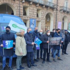 Ncc e bus turistici, le ragioni di una protesta. Questa mattina in piazza Castello la manifestazione organizzata da Federnoleggio-Confesercenti e da Sistema Trasporti