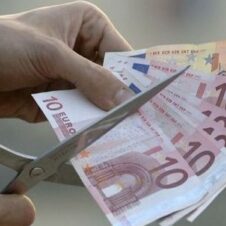 Caro-energia, Confesercenti-Ipsos: “9 italiani su 10 tagliano le spese per fronteggiare l’aumento delle bollette. Dimezzato il budget per ristoranti e bar, abbigliamento e viaggi”