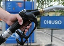 Carburanti, Faib-Confesercenti: “Stop alla speculazione internazionale, tetto europeo ai prezzi d’acquisto”. Benzinai pronti allo sciopero in assenza di rimborsi sugli anticipi effettuati per sostenere il taglio delle accise: “Il governo non scarichi sui gestori il caro-benzina e riconvochi subito il tavolo di filiera”