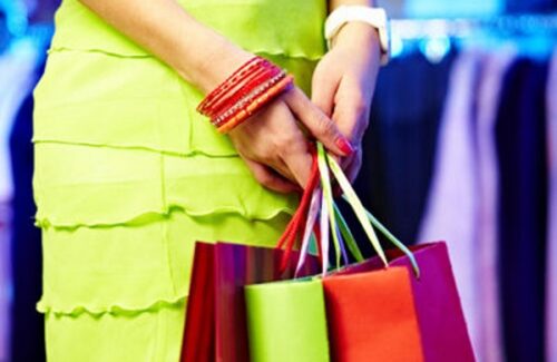 Confesercenti: “Saldi, a Torino finalmente gli acquisti a lungo rimandati. Confermate le previsioni: scontrino medio a 140 euro, buon afflusso di clientela. Bene abbigliamento per il mare e calzature”. Micaela Caudana, presidente Fismo: “Per i negozi una boccata d’ossigeno, ma l’attuale modello non funziona più”. Banchieri: “I consumi sono ancora in affanno”