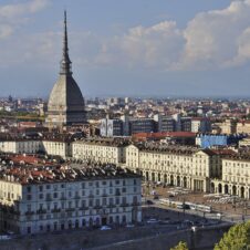 Confesercenti: “Torino, per il turismo agosto da record: alberghi pieni al 60%. Ma il caro-bollette rischia di strozzare le imprese”