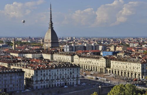 Confesercenti: “Torino, per il turismo agosto da record: alberghi pieni al 60%. Ma il caro-bollette rischia di strozzare le imprese”