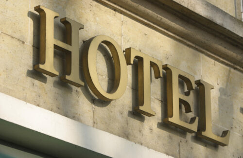 Assohotel-Confesercenti: “L’accoglienza alberghiera è ancora il fulcro dell’industria turistica italiana: nel 2022 oltre 250 milioni di presenze. Ma la concorrenza si fa sentire: negli ultimi dieci anni alberghi in calo del 3,9% a fronte del + 55,6% di imprese extralberghiere”
