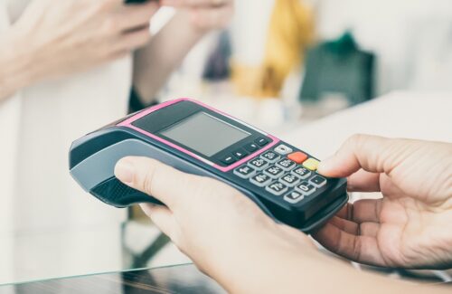 Moneta elettronica, Confesercenti: “Il problema sono le commissioni, non le sanzioni. Il numero di Pos è raddoppiato dal 2015 ad oggi, senza bisogno di multe. Ma gli alti costi di utilizzo delle carte azzerano i margini su alcuni prodotti: eliminiamoli per transazioni fino a 50 euro”