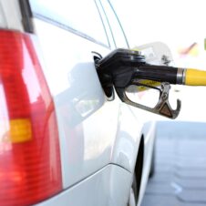 Carburanti, sulle stazioni di servizio il cartello con il prezzo medio: pubblicato il decreto del governo. Faib-Confesercenti: “Misura inutile e sanzioni pesanti. Non ci sono le novità attese, necessari miglioramenti in sede di conversione”