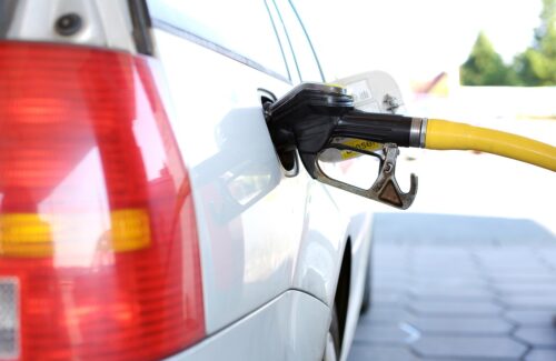 Carburanti, sulle stazioni di servizio il cartello con il prezzo medio: pubblicato il decreto del governo. Faib-Confesercenti: “Misura inutile e sanzioni pesanti. Non ci sono le novità attese, necessari miglioramenti in sede di conversione”
