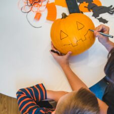 Halloween, Confesercenti-Ipsos: “Notte delle streghe sempre più italiana, celebreranno 6 famiglie su 10. Spesa media 66,7 euro”