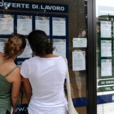 Lavoro, Istat: ad agosto aumenta l’occupazione (+0,3%) e il tasso di disoccupazione scende al 7,3%. Confesercenti: “In recupero anche gli autonomi (+10mila rispetto a luglio e +48mila rispetto a un anno fa), ma ne sono spariti 1,2 milioni in 20 anni”