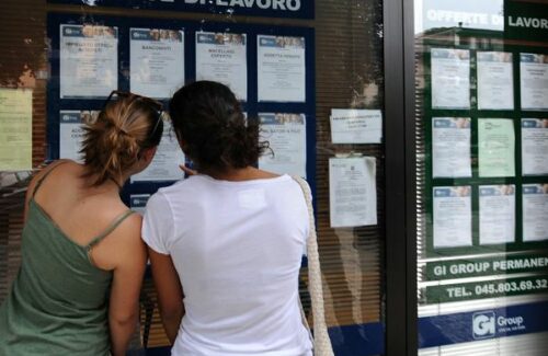 Lavoro, Istat: ad agosto aumenta l’occupazione (+0,3%) e il tasso di disoccupazione scende al 7,3%. Confesercenti: “In recupero anche gli autonomi (+10mila rispetto a luglio e +48mila rispetto a un anno fa), ma ne sono spariti 1,2 milioni in 20 anni”