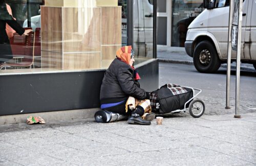Istat: povertà assoluta in crescita a causa dell’inflazione. Confesercenti: “Sempre più famiglie in difficoltà, l’ombra del disagio economico si allunga anche su imprenditori e professionisti”