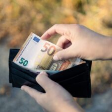 Inflazione, Istat: ad aprile aumenti dello 0,1% su base mensile e dello 0,8% su base annua. Confesercenti: “Dati positivi, si va verso la normalizzazione. Ma attenzione alla risalita dei prodotti energetici”