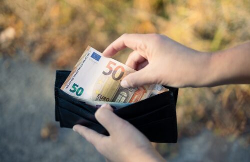 Inflazione, Istat: ad aprile aumenti dello 0,1% su base mensile e dello 0,8% su base annua. Confesercenti: “Dati positivi, si va verso la normalizzazione. Ma attenzione alla risalita dei prodotti energetici”