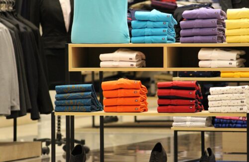 Indice di fiducia, Istat: a giugno sale fra i consumatori (da 96,4 a 98,3), scende fra le imprese (da 95,1 a 94,5). Confesercenti: “Migliora tra le famiglie grazie alla frenata dell’inflazione e alla crescita dell’occupazione; sulle aziende pesa l’andamento lento delle vendite”