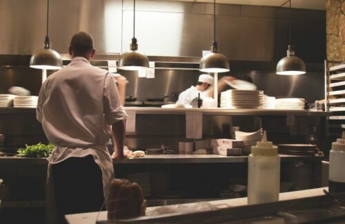 Lavoro, Confesercenti: “Confermata la dinamica positiva, disoccupazione vicina ai minimi storici. Turismo e ristorazione trainano l’aumento del numero dei dipendenti: +6,9% nei primi tre mesi dell’anno”