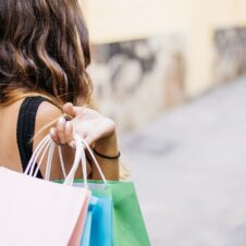 Saldi, Confesercenti: “Avvio al rallentatore, il gran caldo scoraggia i consumatori. I commercianti sperano nelle prossime settimane. Nonostante le promozioni ‘selvagge’ del web, i negozi resistono. Capi e tessuti, ecco le indicazioni per l’estate 2025”