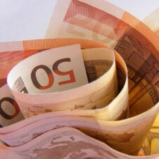 Pil, stime Istat: nel secondo trimestre 2025 diminuisce dello 0,1% rispetto ai primi tre mesi dell’anno. Confesercenti: “L’incertezza dovuta ai dazi ha frenato l’economia e c’è il rischio di un ulteriore ribasso”