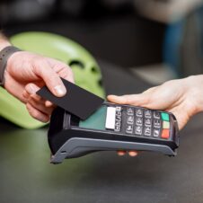Pagamenti elettronici, dal 1° gennaio 2026 scattano le nuove regole: gli esercenti dovranno abbinare registratori di cassa e Pos. Alla Confesercenti le informazioni e l’assistenza nell’operazione di collegamento