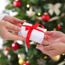 Natale, Confesercenti: “I piemontesi ritornano ai negozi e spenderanno quasi 800 milioni (dato in leggera crescita). In media faranno otto regali ciascuno. In testa l’abbigliamento, poi profumi, giocattoli e libri. Bene gastronomia e vini. Viaggi in calo”. Il presidente Banchieri: “Nonostante le difficoltà, non si rinuncia agli acquisti. Positiva la ritrovata centralità degli esercizi di vicinato”