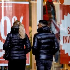 Da sabato i saldi a Torino e nel resto del Piemonte. Confesercenti: “Giro d’affari di circa mezzo miliardo e scontrino medio a 150 euro: cifre in linea con lo scorso anno. Il clima invita all’acquisto di capi pesanti come cappotti e piumini. Bene le calzature e l’abbigliamento sportivo”. Il presidente Banchieri: “I negozi scontano la concorrenza selvaggia da parte del web e le difficoltà economiche delle famiglie”