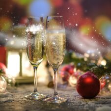 Natale, Confesercenti: “Per la cena della Vigilia e il pranzo del 25 i piemontesi spenderanno 270 milioni. Tre su quattro festeggeranno in famiglia o da parenti. Acquisti, in attesa del rush finale è positivo il bilancio dei commercianti. Gli albergatori prevedono il pienone per fine 2025 e inizio 2026: a oggi prenotato quasi il 90% delle stanze”. Il presidente Banchieri: “Numeri confortanti, ma i consumi sono ancora al palo. Bene la flat tax sugli aumenti contrattuali”