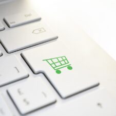 Vendite al dettaglio, Istat: a novembre aumento sia in valore (+0,5%) sia in volume (+0,6%). Confesercenti: “Il black friday ha spinto extralimentare e online. Il mercato è ancora fragile e sempre più sbilanciato a favore dei grandi operatori”