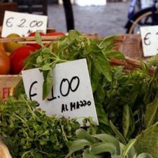 Inflazione, stime Istat: a gennaio +0,4% su base mensile e +1,0% su base annua. Confesercenti: “L’aumento dei prezzi delle voci di spesa incomprimibili mette sotto pressione le famiglie a basso reddito”