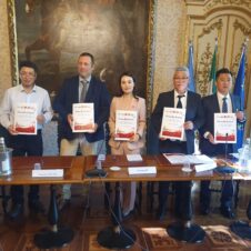 Commercio e ristorazione, accordo fra Confesercenti e le principali associazioni degli imprenditori cinesi: servizi, formazione, mediazione culturale per promuovere integrazione e sviluppo. Sono oltre 3.200 a Torino e provincia, quasi 5.600 in Piemonte. La firma questa mattina alla Camera di commercio