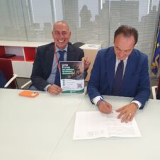 IL PRESIDENTE DELLA REGIONE PIEMONTE ALBERTO CIRIO SOTTOSCRIVE LA PROPOSTA DI LEGGE DI CONFESERCENTI SUL COMMERCIO URBANO